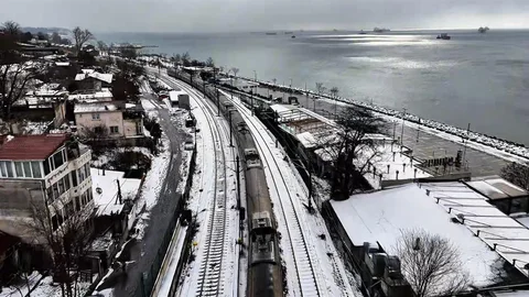 Menekşe Sahili Karla Kaplandı