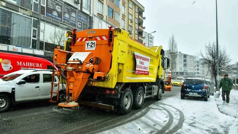 Esenyurt'ta Karla Mücadele Devam Ediyor