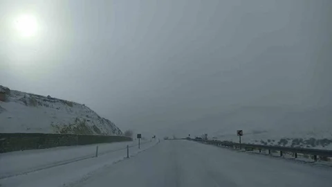 Yoğun kar ilçeyi esir aldı, Kayseri-Malatya yolu trafiğe kapatıldı