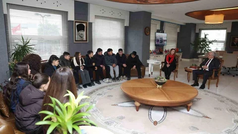 Çocuklar Başkan Özdemir’e Hediyeler Verdi