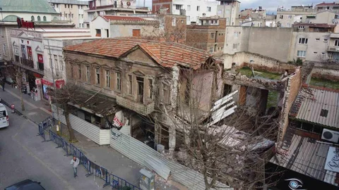 Edremit'te Tarihi Bina Kısmen Çöktü