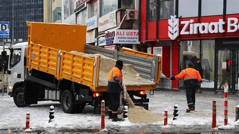 Gaziosmanpaşa'da Karla Mücadele Çalışmaları Sürüyor
