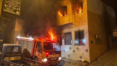 Kuşadası’nda Metruk Binada Yangın Çıktı
