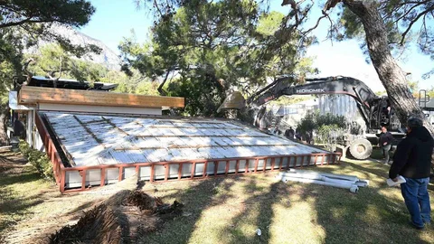 Kemer'de Kaçak Yapıların Yıkımı Devam Ediyor