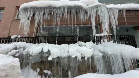 Yüksekova'da Buz Sarkıtları Oluştu