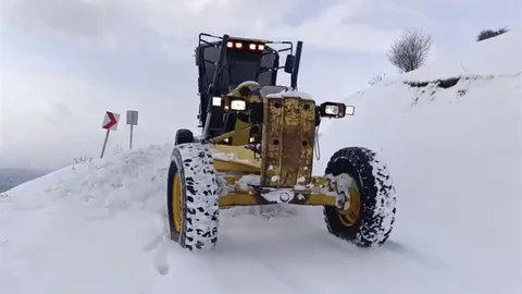 Elazığ'da Köy Yolu Çalışmaları Devam Ediyor