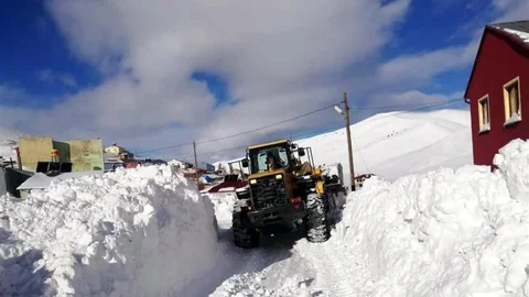 Bayburt'ta Kapanan Köy Yollarında Çalışmalar Devam Ediyor