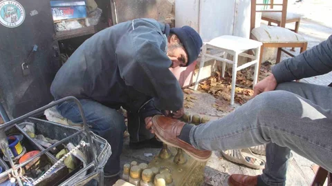 67 Yaşındaki Ayakkabı Boyacısı Ekmek Peşinde