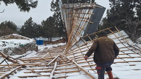 Bozkır'da Fırtına Ahırın Çatısını Uçurdu