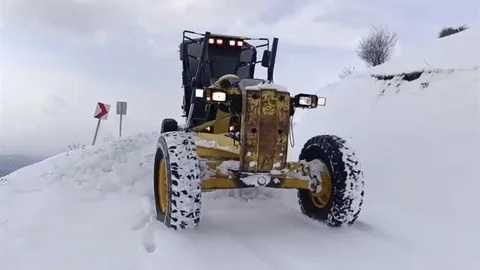 Elazığ'da Köy Yolu Çalışmaları Devam Ediyor