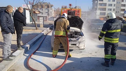 Defne’de Otomobil Yangını Meydana Geldi