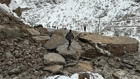 Hakkari'de Kaya Düşmesi Sonrası Yol Açıldı