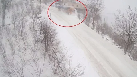 Ordu'da Tır Uçuruma Düştü