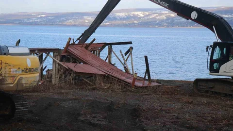 Sapanca Gölü'nde Kaçak Yapı Yıkımı Başladı