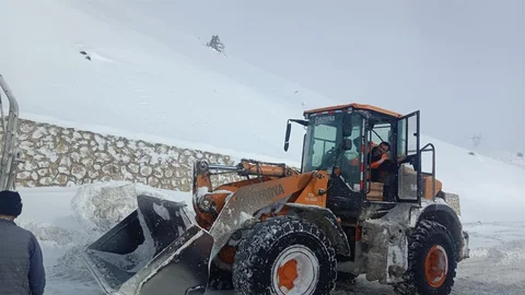 Erzurum'da Çığ Nedeniyle Yol Kapatıldı