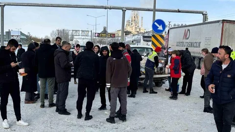 Aşkale'de Sürücülere Sıcak İkramlar Yapıldı