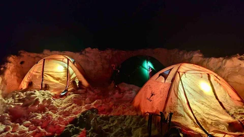 Elazığ'da Bayrak Kışın Dondu