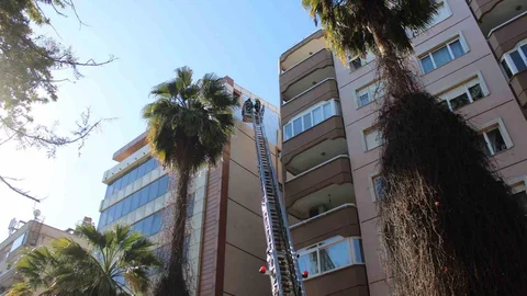 Aydın'da Rüzgarın Yıktığı Cephe Tehlike Yarattı