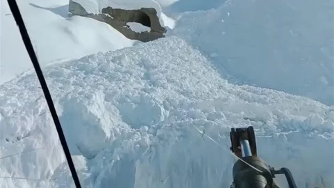 Elazığ'da Çığ Düşmesi Sonrası Geçit Açıldı