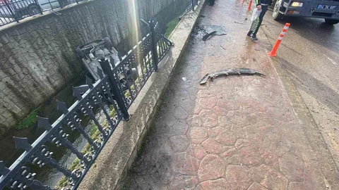 Sakarya'da Otomobil Kanalda Ters Döndü