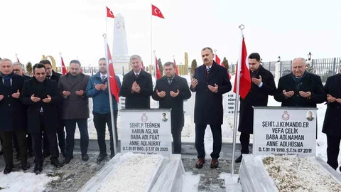 Ağrı Valisi Bozkurt'un Şehitlik Ziyareti