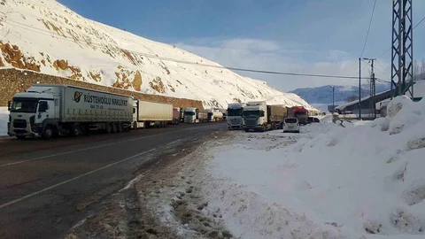 Bingöl-Erzurum Yolu Kapandı, Kuyruklar Oluştu