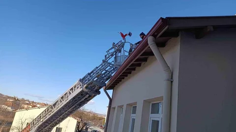 Çorum'da Çatıdaki Kedi Kurtarıldı