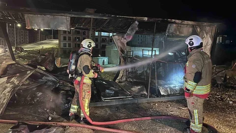 Hatay'da Kontenyer Yangını Meydana Geldi