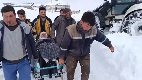 Ağrı'da Mahsur Kalan Hasta Kurtarıldı