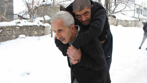 Ahmet Aydın, Annesinin Mezarı İçin Sandalye Aldı