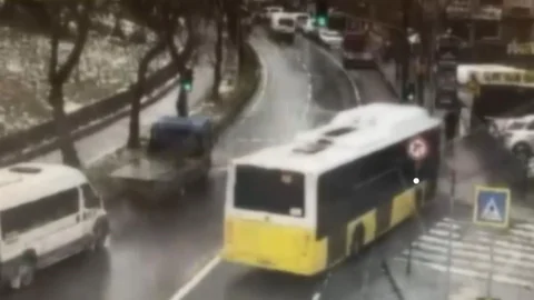 Esenler'de İETT Otobüsü Otoparka Daldı