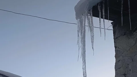 Malatya'da Buz Sarkıtları 2 Metreyi Buldu