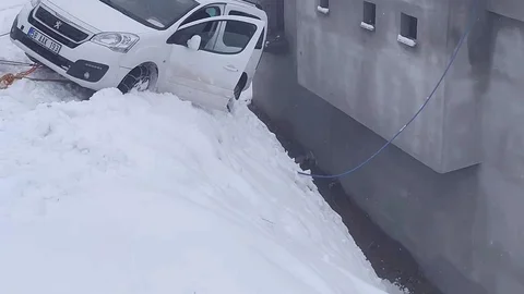 Siirt'te Kayan Araç Evin Duvarında Asılı Kaldı