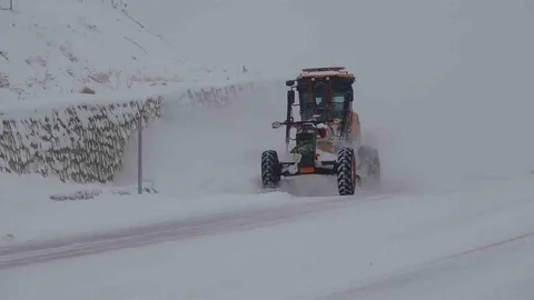 Van'da Kar Yağışı Nedeniyle Yol Açma Çalışmaları Sürüyor