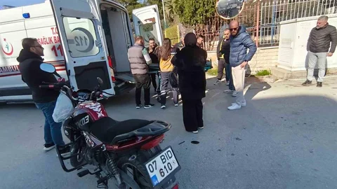 Manavgat'ta Kamyonet ve Motosiklet Çarpıştı