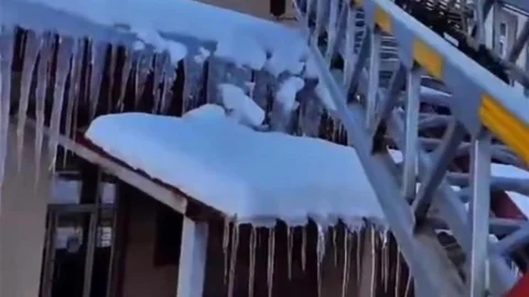 Patnos'ta Buz Sarkıtlarına Karşı Çalışmalar Devam Ediyor