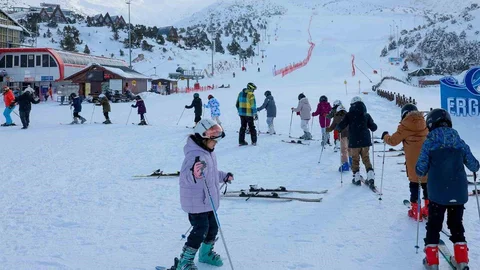 Erzincan'da Kayak Eğitimi Devam Ediyor