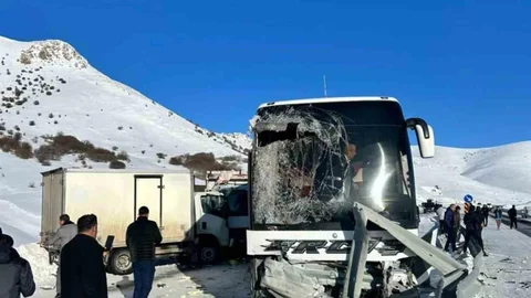 Tutak'ta Otobüs-Kamyonet Çarpışması