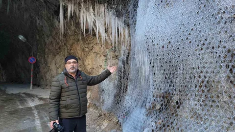 Kemaliye'deki Taş Yolu Buz Tutmuş Halde