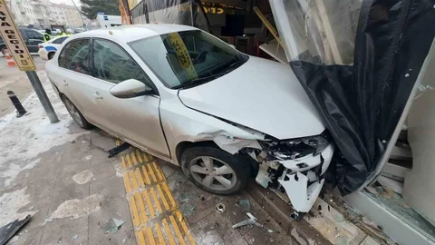 Karaman'da Otomobil İş Yerine Daldı
