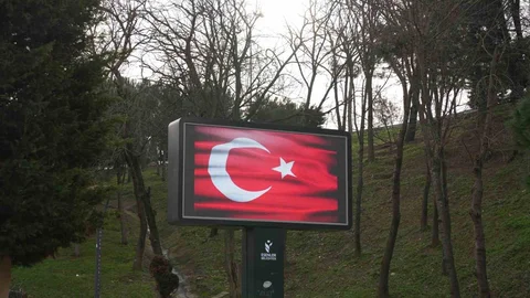 Esenler'de Türk Bayrağı Gururla Dalgalandı