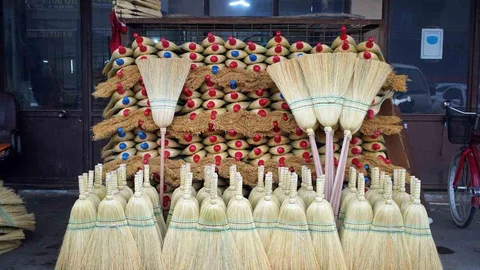 Bir Zamanların Vazgeçilmezi Ot Süpürgeleri Yok Olma Tehlikesinde