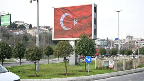 Gaziosmanpaşa'da Türk Bayraklarıyla Destek Verildi