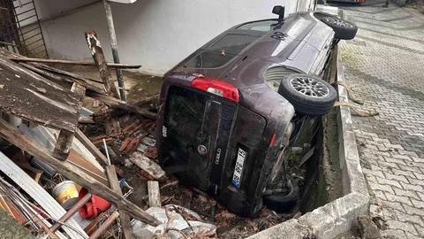 Çengelköy'de Araç Bahçeye Uçtu