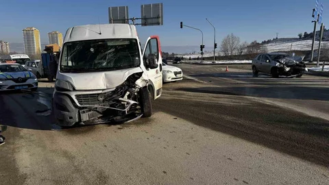 Kastamonu'da Minibüs ile Otomobil Çarpıştı