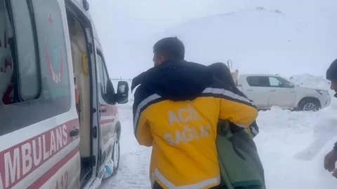 Ağrı'da Yoğun Kar Şartlarında Hayat Kurtarıldı