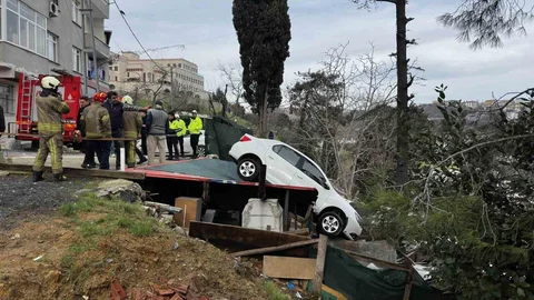 Sarıyer'de Otomobil Kamelyaya Uçtu