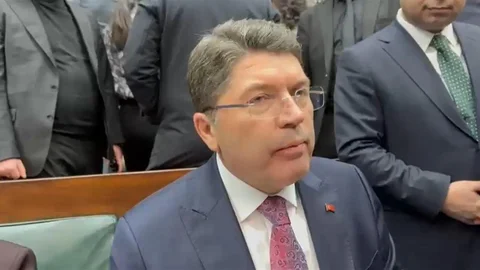 Bakan Tunç: "Bayrak İndirme Olayında 14 Gözaltı"