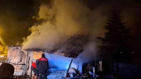 Afyonkarahisar'da Odunluk Deposunda Yangın Çıktı