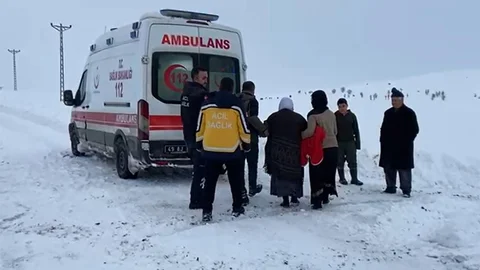 Muş'ta Hasta Ambulansa İş Makinesiyle Taşındı